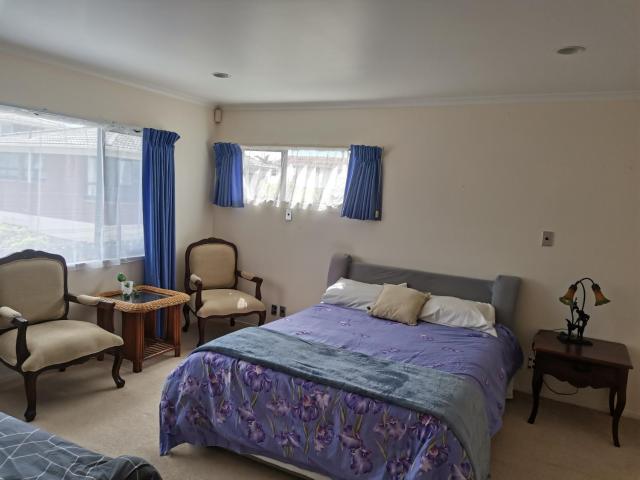 Ensuite room near half moon bay