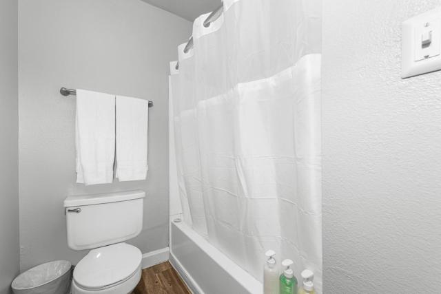 Comfy 2BR Pool Gym Prime Location