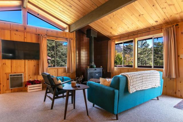 RACC00N Rock Charming Hot Tub Cabin