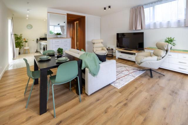 Luxury King studio with spa and private carpark