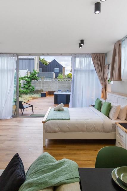 Luxury King studio with spa and private carpark