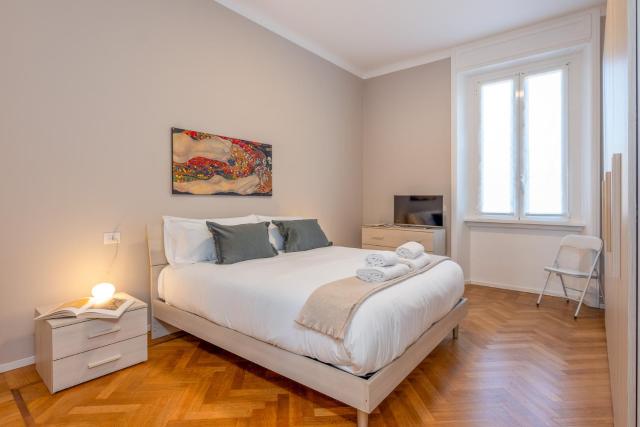 Modern Apt for 4 in Historical Building - Duomo View