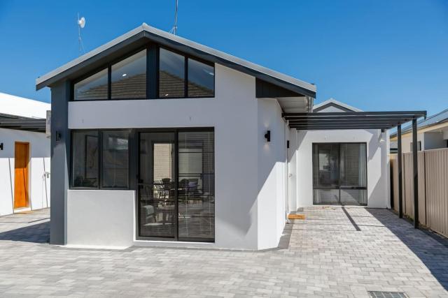 Living luxe in Yokine - King bed and FREE parking