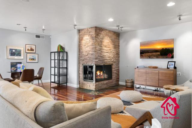 Charm of the Grande Oasis - An Irvie Home