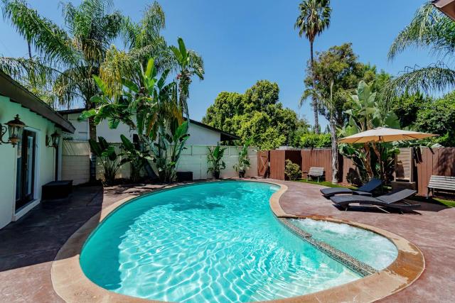 Cozy Home with Pool and Jacuzzi Minutes from Universal Studios