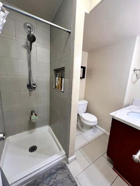 2 Minute walk to Waikiki beach, FREE Parking