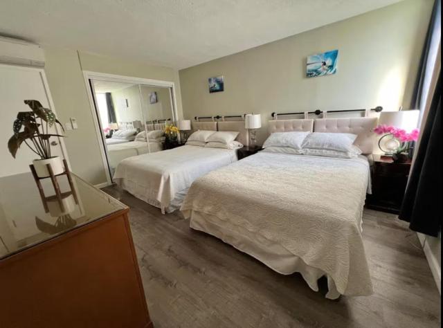 2 Minute walk to Waikiki beach, FREE Parking