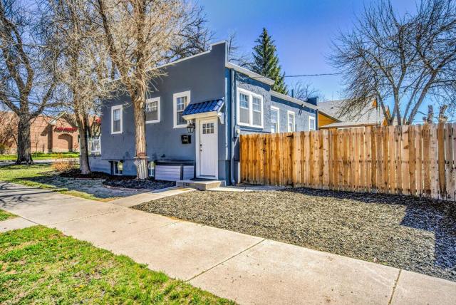 Olympic Flat Downtown w Hot Tub BBQ & Fire pit