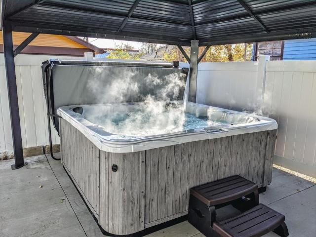 Olympic House Downtown w Hot Tub Fire pit & BBQ