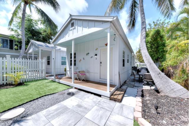 11 Cottage close to Duval st