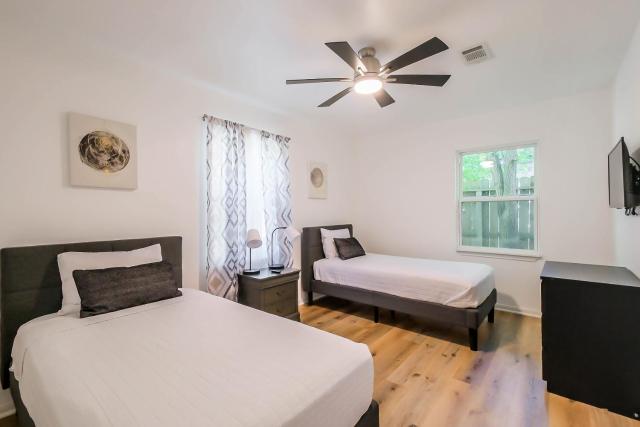 Spring Branch Home Sleeps 6 Yard King Suit
