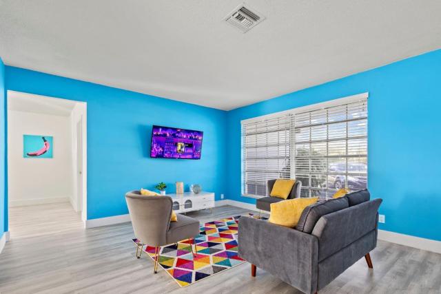 Pool, golf & 4 mi. from the beach & The Hard Rock