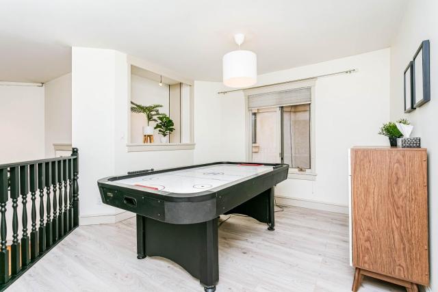 Chic Central 4BDRM Home-King Bed-AirHockey-Mins DT
