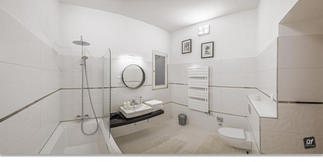4 bedrooms 4 bathrooms luxury in Budapest centre