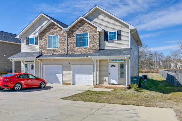 6 Mi to PNC Music Pavilion: Concord Townhome