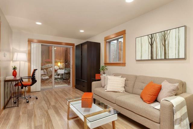 Modern Townhouse near DT Seattle & Stadium Parking
