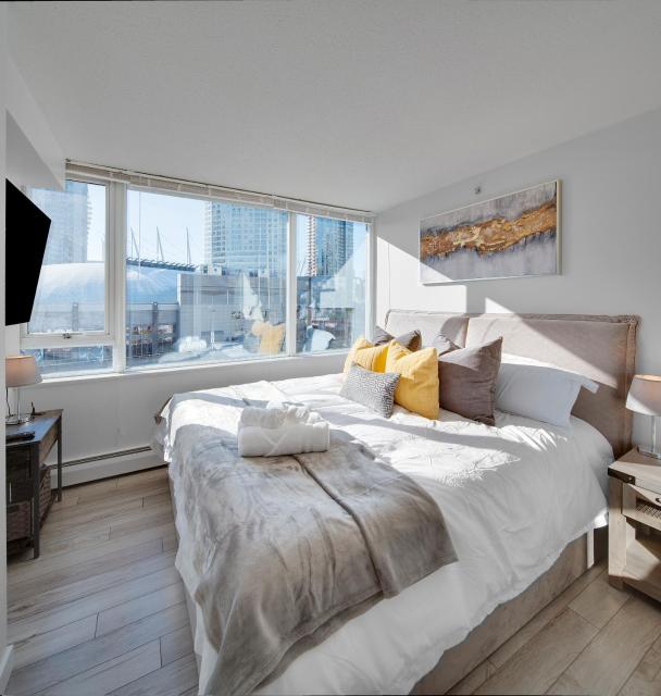 Stylish 2BD Condo in Downtown with Marina View