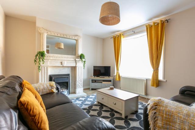 Welcome to Belfast: Your Gateway to Unforgettable Memories! Spacious 3 bedroom, Family Home.