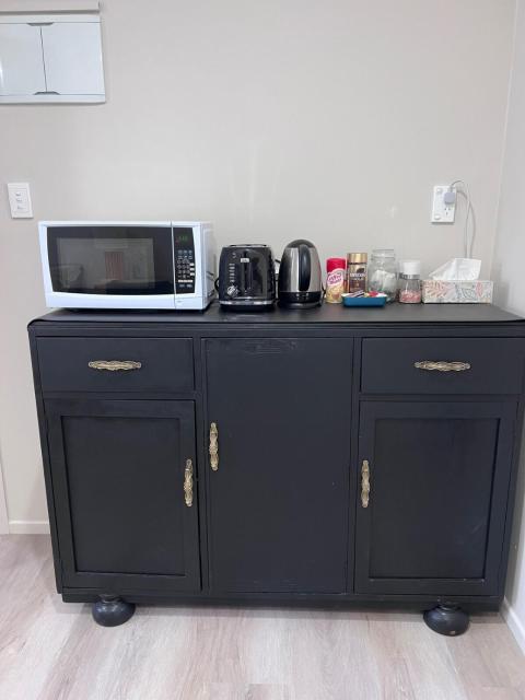 Cozy Ensuite Room with Amenities & Private Entrance