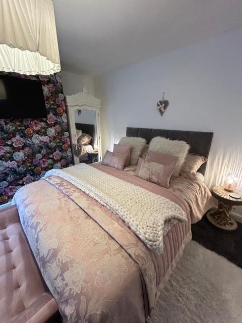 Cannons Loft Central Buxton, Duplex loft 3 bedroom Set over 3 floors stairs no lift sleeps 5