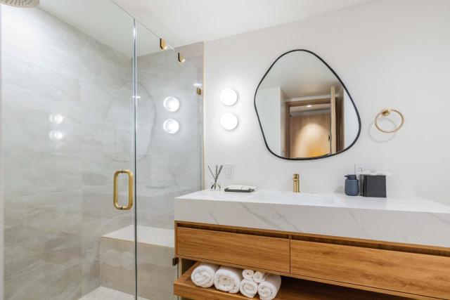 Luxury guest suite with private bath
