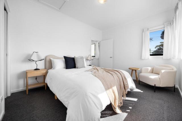 The Oak Grove - Stylish Retreat between Beach & CBD