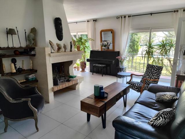 Villa with large spacious apartment, Privatized with big garden and swimming pool