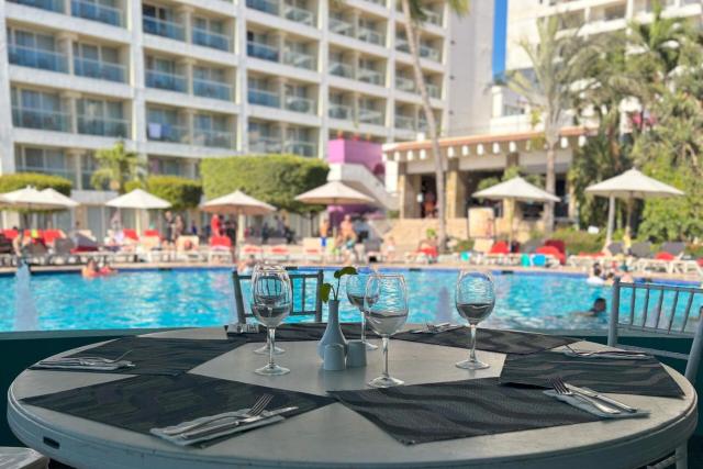 Spacious, standard with beach access & wifi!