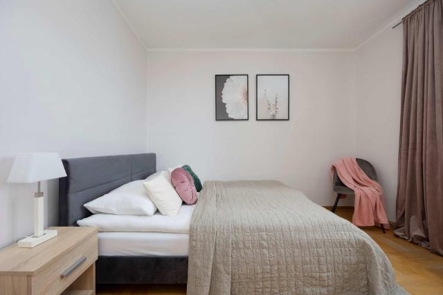 Spacious 4-Bedroom Apartment by Noclegi Renters