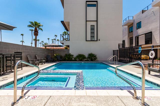 Papago Lux Townhouse with Rooftop Lounge