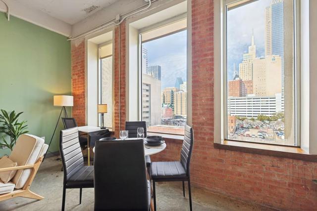 Luxury 1 Bed Downtown Views, POOL GYM Theater Room