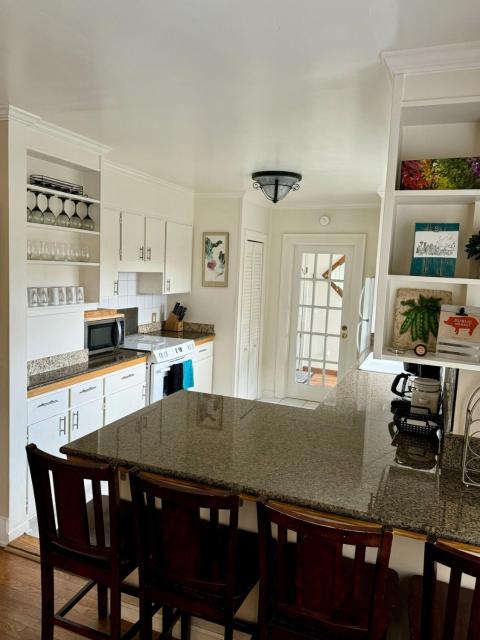 Queen Bea-Seattle-Queen Anne-Upper Level