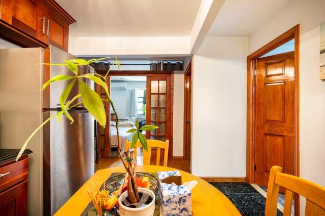 BEST LOCATION IN QUEENS, Everything is near by, PRIVATE ROOM, LaGuardia Airport 10min