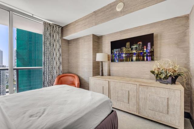 Stunning Apartment at Icon with Bay Views-Pool-Gym-Spa