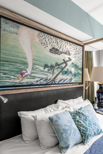 Stunning Apartment at Icon with Bay Views-Pool-Gym-Spa