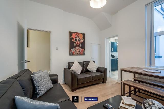 3 Bedrooms 1 Bath City Centre Home By Boyeilles Apartments Short Lets & Serviced Accommodation Belfast With Free Parking