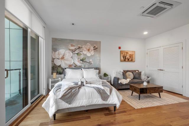 Skyline Studio - Modern Comfort Pool Access