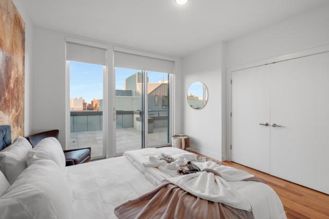 Luxury 1BR Loft - Skyline Views Pool Access