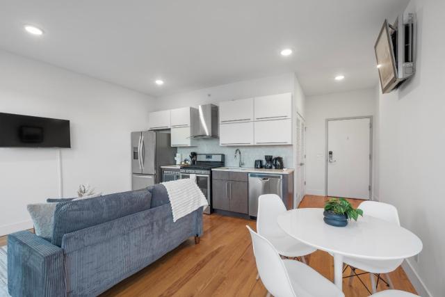 Luxury 1BR Loft - Skyline Views Pool Access