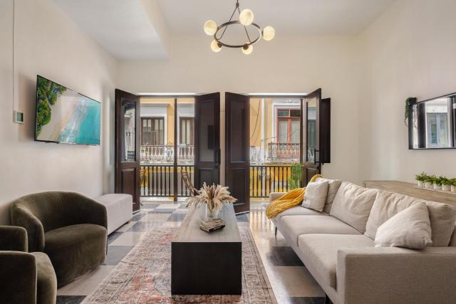 Soho House Private Patio Luxury 2BD Appartment