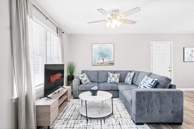 Sleek 3 BR home with self check in Private!