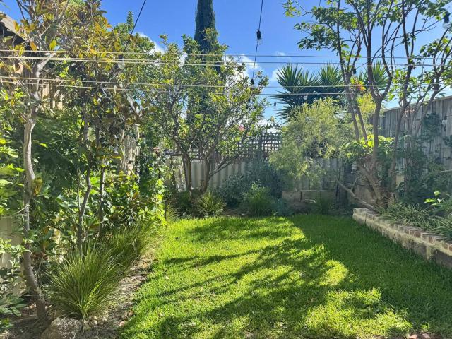 Spacious Central Fremantle Home w Spa bath &garden