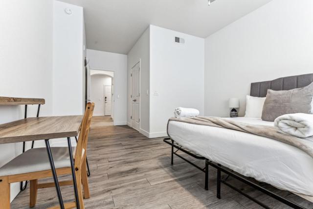 CozySuites Glendale by the stadium w pool 27