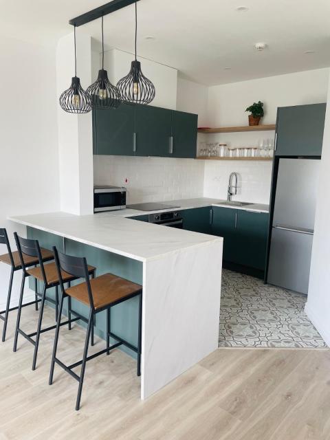 Modern and Spacious Apt5 Sleeps 6 Free Parking