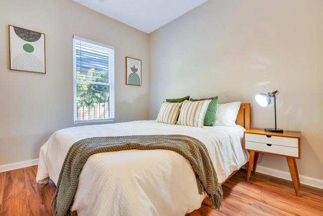Cozy Downstairs Unit w King bed, WIFI and Parking