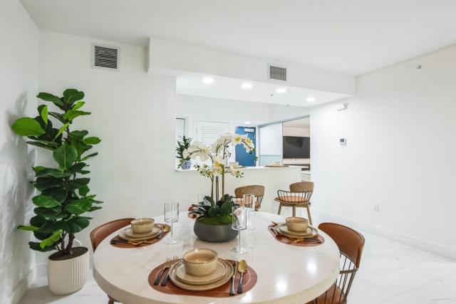 Lux 2BR City-View Retreat in Hollywood, 2nd Floor