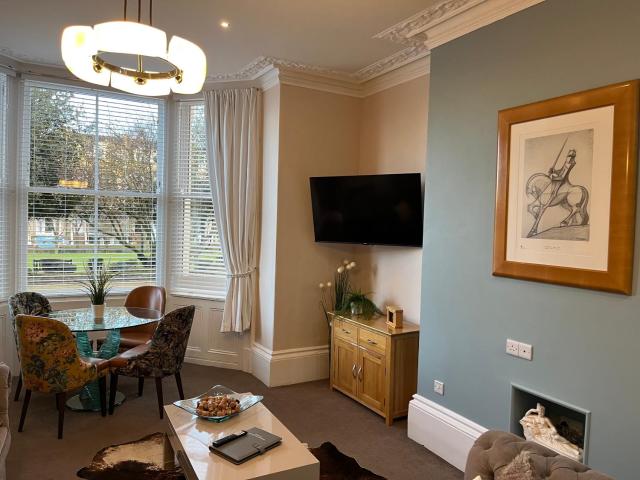Strathmore apt Scarborough, pool, gym, parking