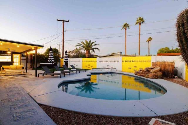 Fun pool home with outdoor shower.bar.Close to Old town