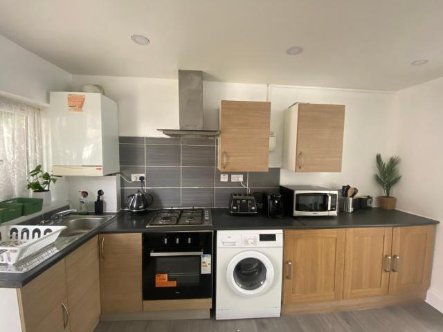 Cosy 2 Room Space Near Station