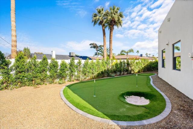 Luxe Villa, Private Pool Putting Green and BBQ
